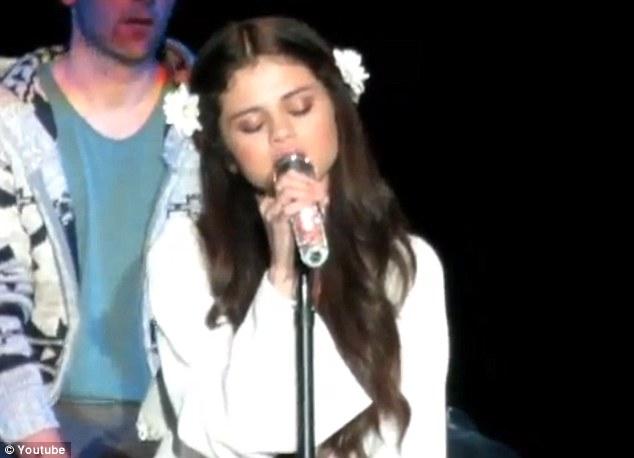 Селена Гомез салалтын дууг Жастин Биберт зориуллаа